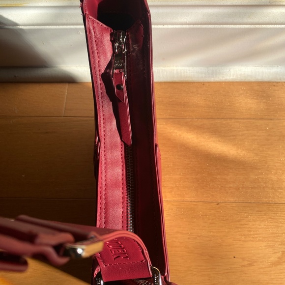 ๐ NEW Red (Cranberry) asymmetrical Steve Madden Hand Bag NWT - Picture 5 of 7